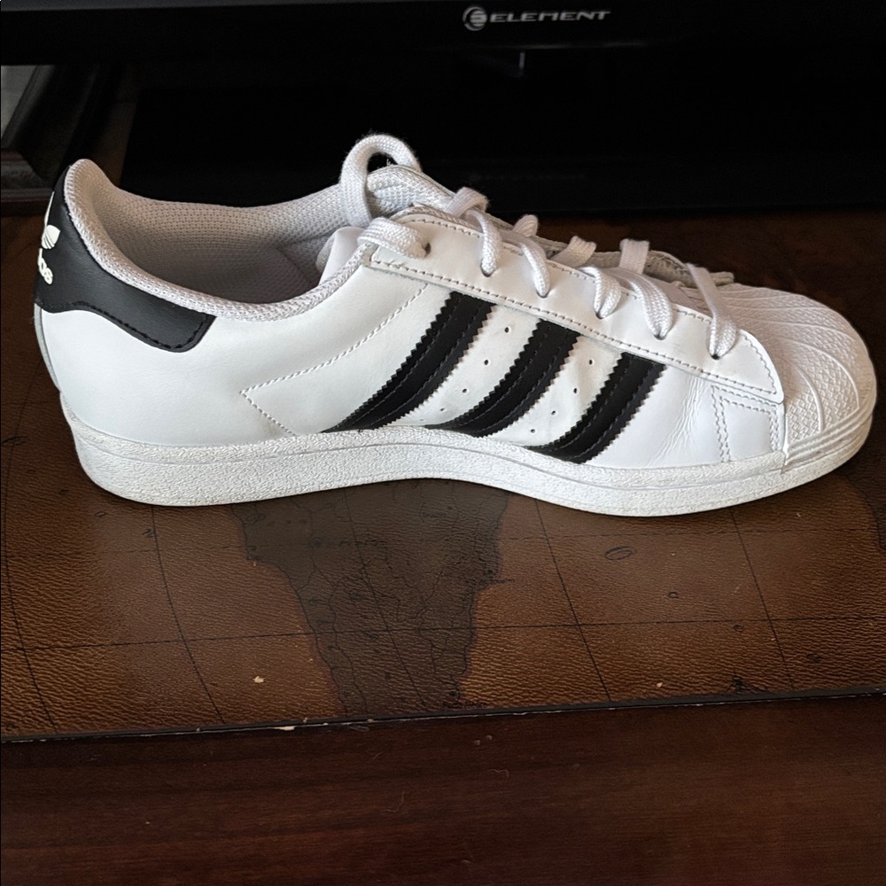 Adidas Superstar Women’s 7.5 - Picture 7 of 9